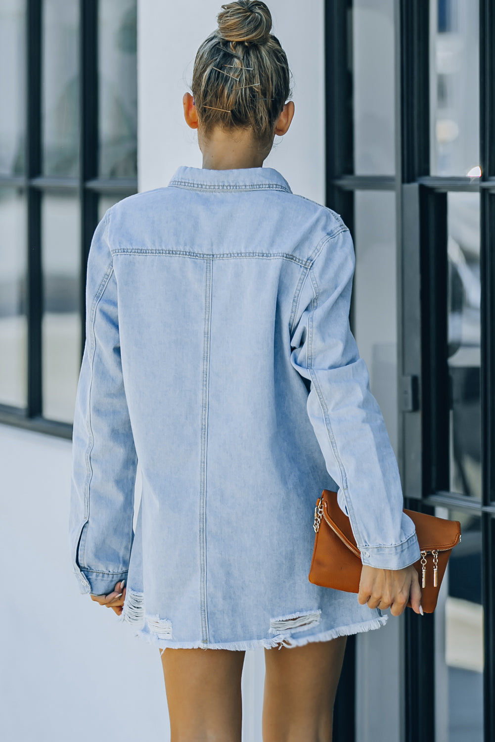 Chaqueta de mezclilla desgastada con botones a presión